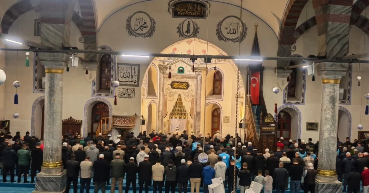Kütahya'da tarihi Ulu Cami'de buluşan cemaat gençlerin hatimleri için dua etti 2