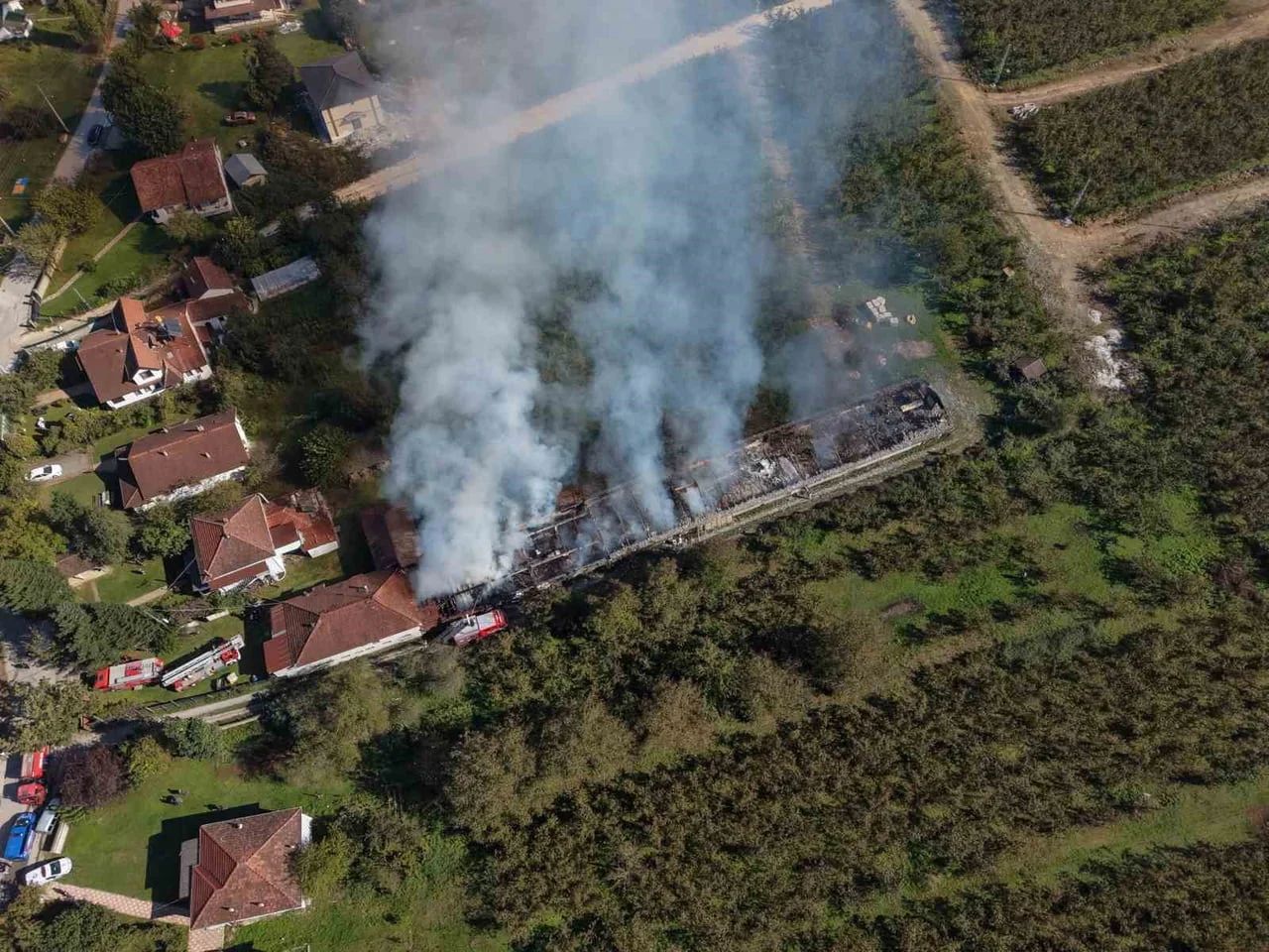 DÜZCE'NİN MUNCURLU KÖYÜNDEKİ AHŞAP MUTFAK DOLAPLARI ÜRETİMİ YAPAN FABRİKADA YANGIN ÇIKTI....