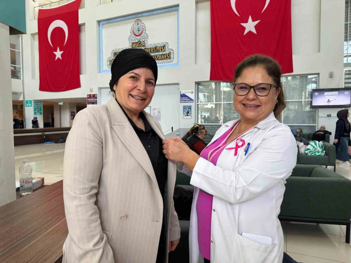 Muğla Eğitim ve Araştırma Hastanesi'nde meme kanseri farkındalık standı açıldı 2