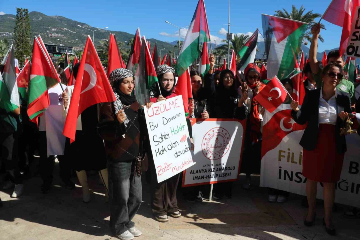 Alanya'da binlerce kişi Gazze için sessiz yürüyüş düzenledi 4