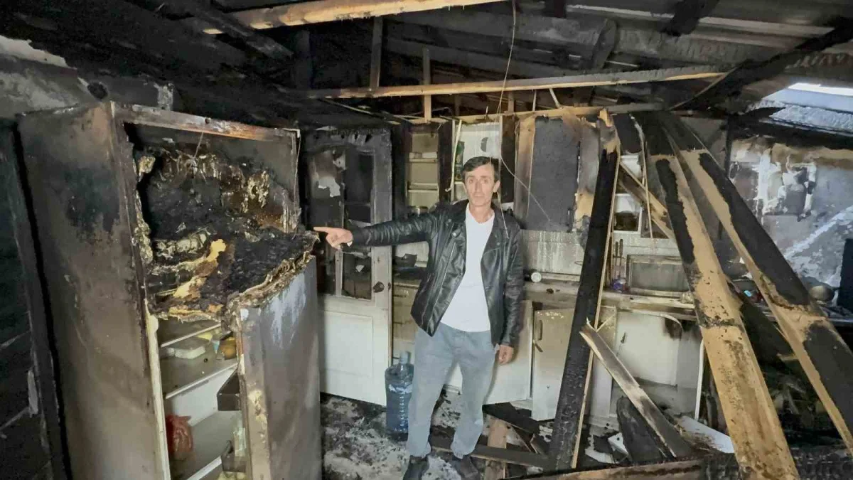 Samsun'da elektrik panosundan çıkan yangın evi küle çevirdi: 5 çocuklu aile evsiz kaldı 1
