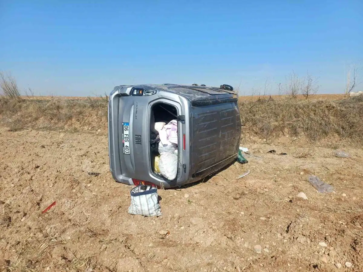 Çorum'da bariyerlere çarpan hafif ticari araç tarlaya devrildi: 2 yaralı 2