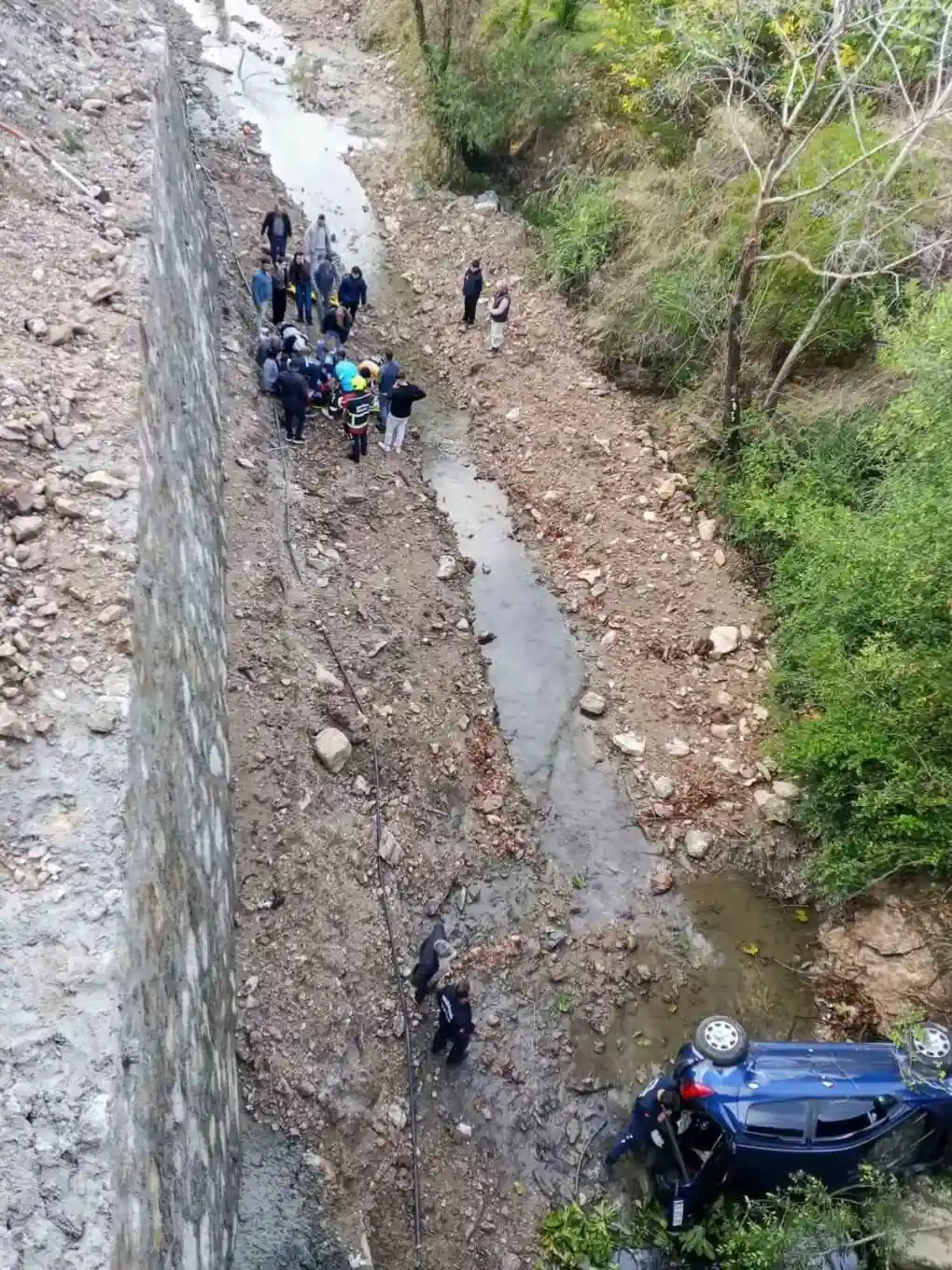 Aydın'da kontrolden çıkan otomobil dereye uçtu: 3 yaralı 3