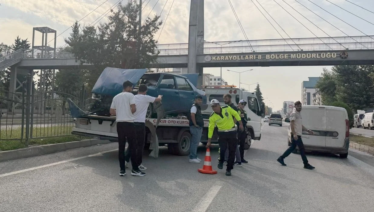 ADIYAMAN’DA SÜRÜCÜSÜNÜN DİREKSİYON HAKİMİYETİNİ KAYBETTİĞİ OTOMOBİL REFÜJE ÇIKARAK...