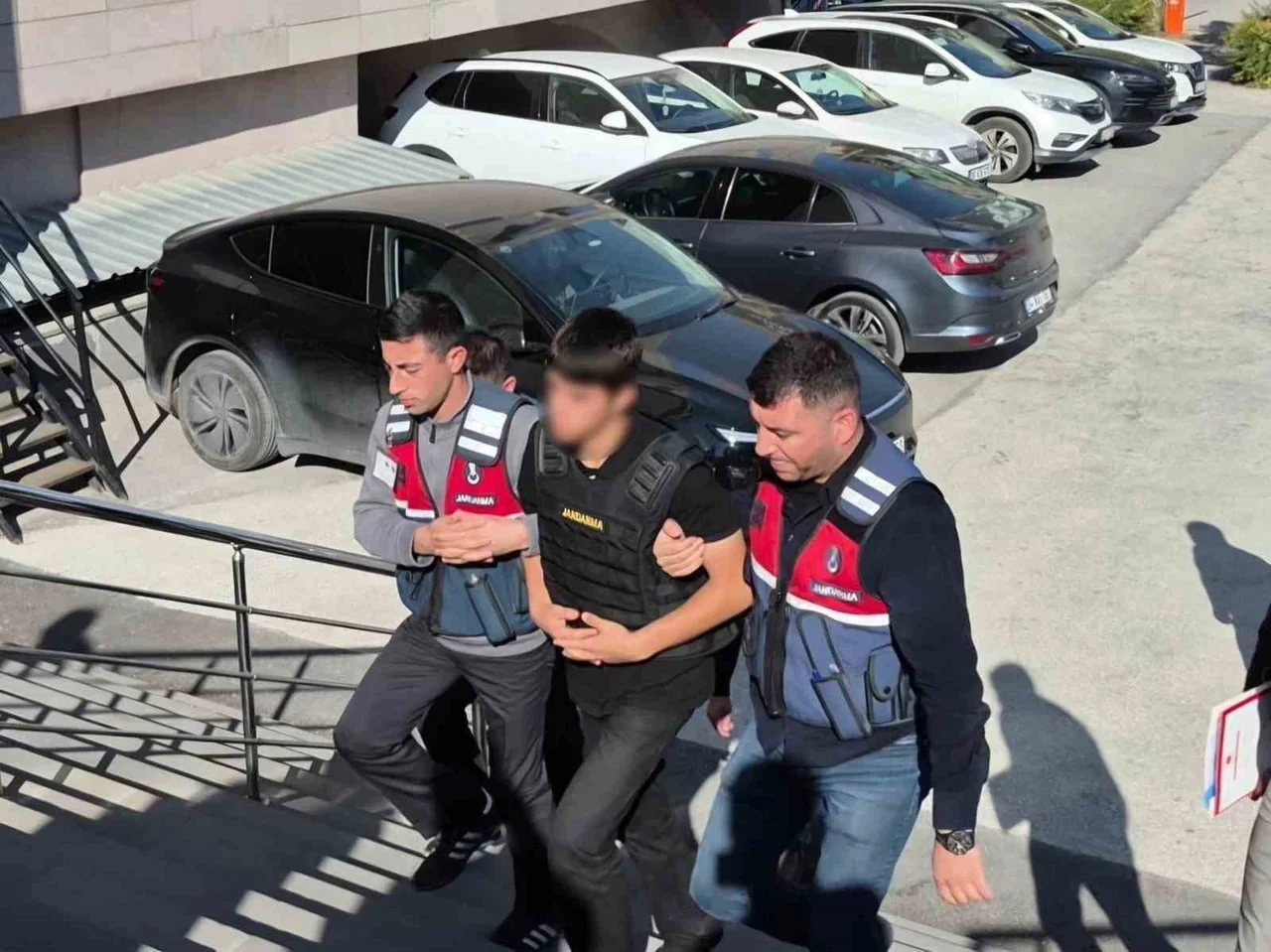 ESKİŞEHİR'DE AMCASINI SİLAHLA VURARAK ÖLDÜREN 15 YAŞINDAKİ A.A., ÇIKARILDIĞI MAHKEMECE...