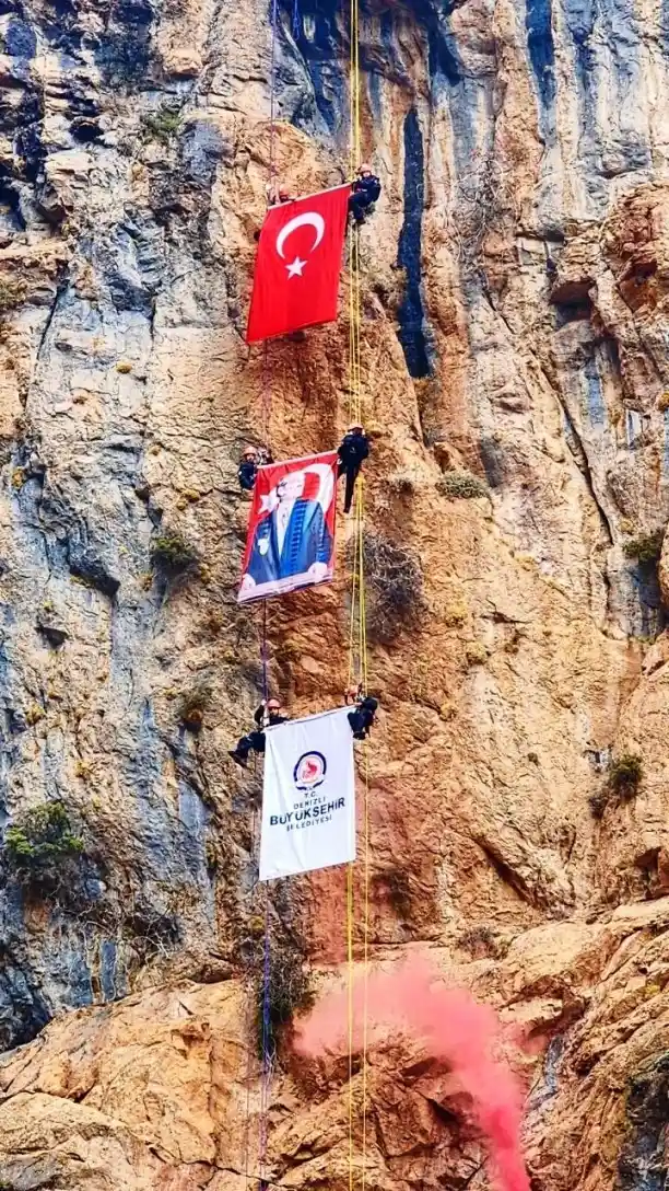 Acıpayam Kanyonu'nda 75 metre yükseklikte dev Türk bayrağı açıldı 4