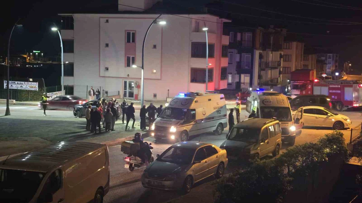 Karabük'te kavşakta iki otomobil çarpıştı: Sürücüler yaralandı 4