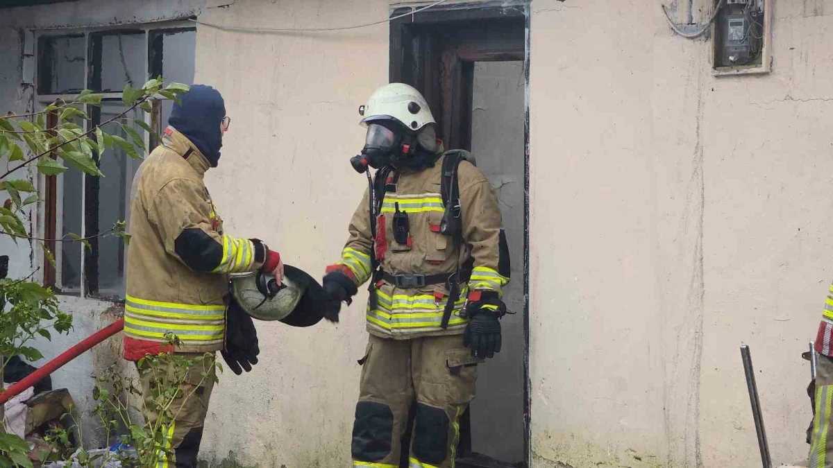 Düzce'de sobadan çıkan yangında tek katlı ev küle döndü 3