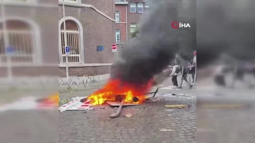 Belçika'nın Liege şehrinde Fransa'da yaşanan öğrenci protestolarını örnek alan öğrenciler okul...