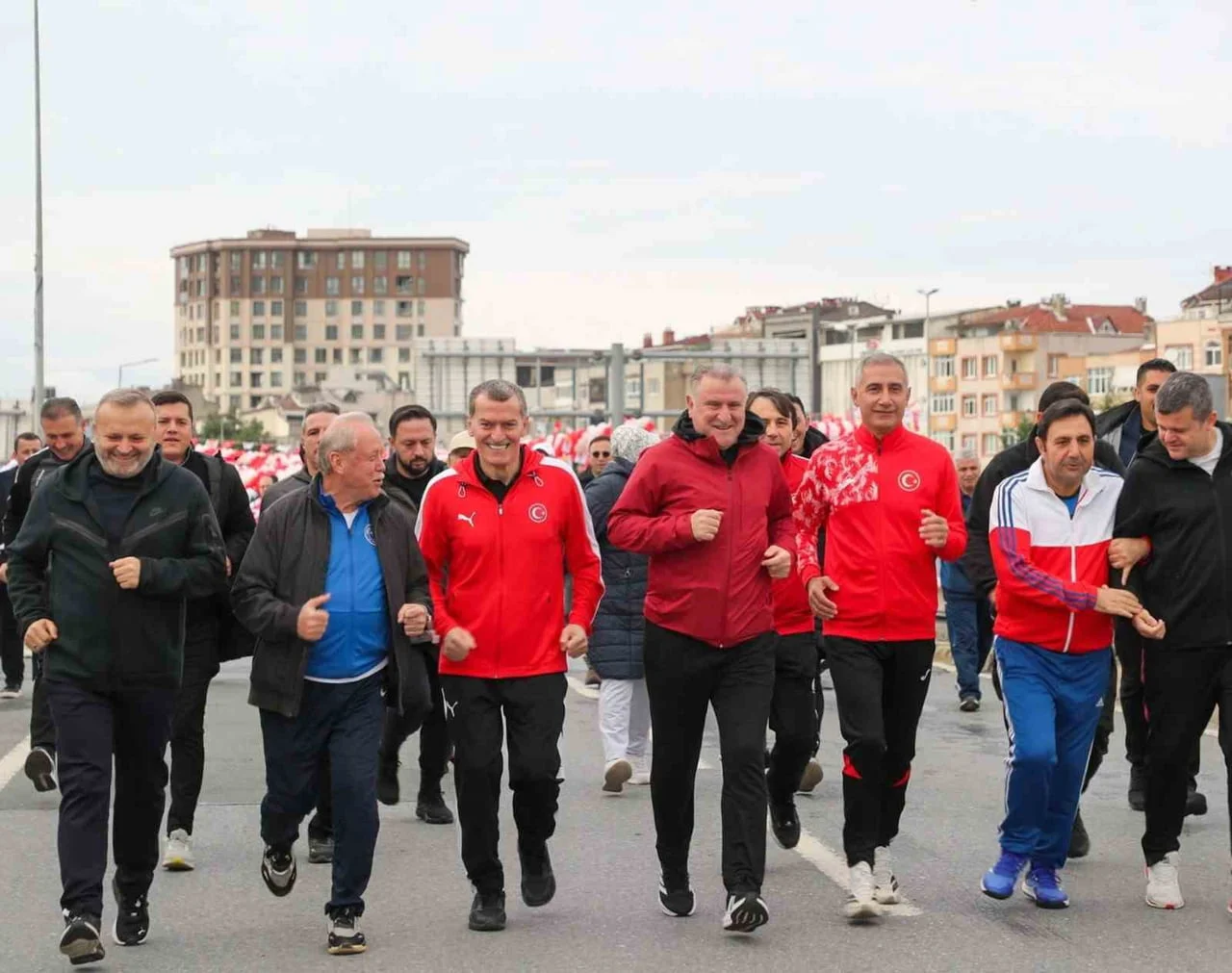 GENÇLİK VE SPOR BAKANI OSMAN AŞKIN BAK İLE ZEYTİNBURNU BELEDİYE BAŞKANI ÖMER ARISOY DA KOŞUYA...