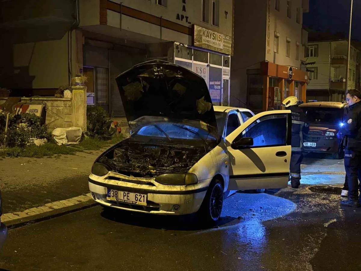 Kayseri'de kontağa basılan otomobil alev alev yandı 3