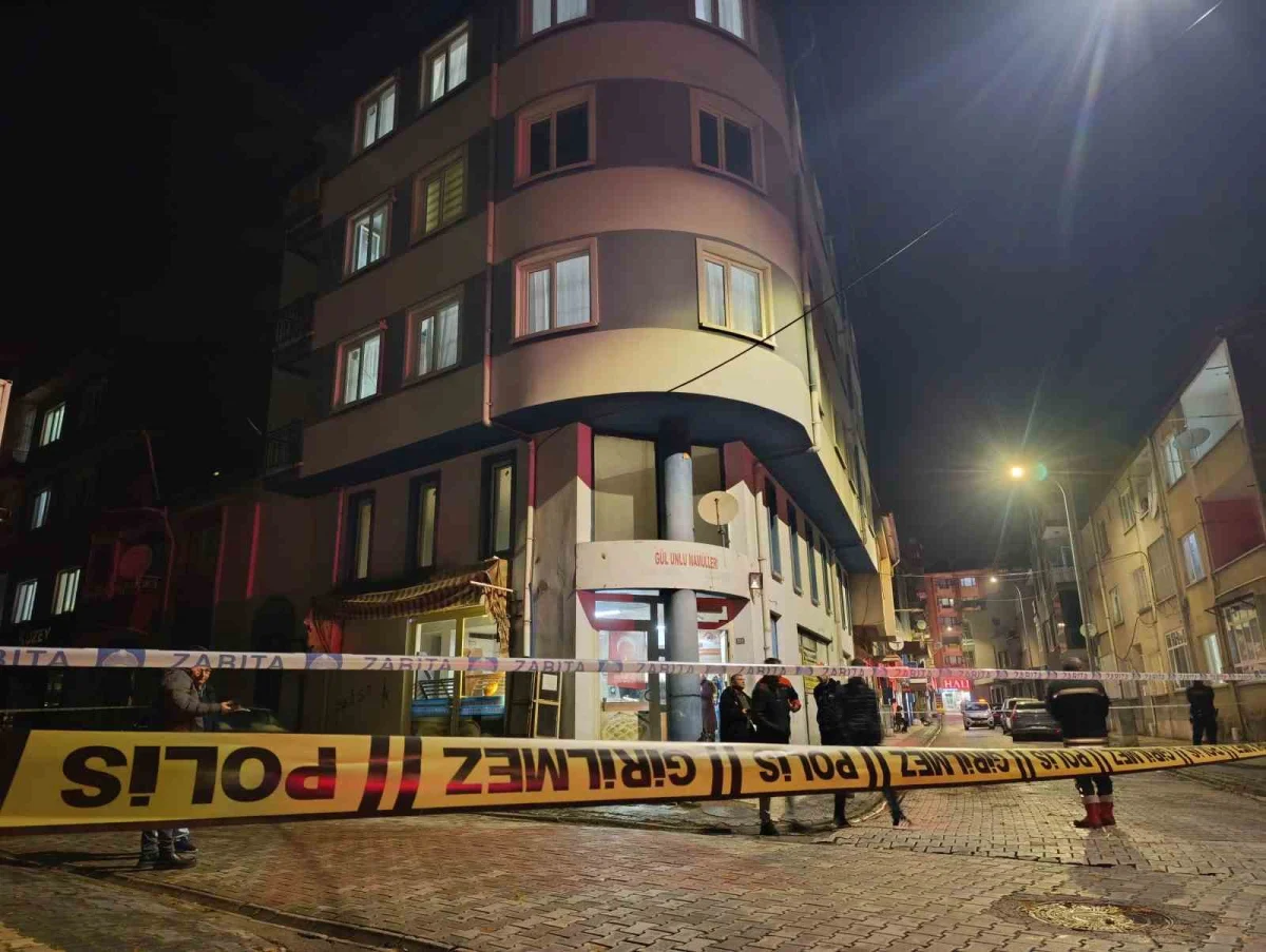 Afyonkarahisar'da fayansları çatlayan 4 katlı bina tahliye edildi 4
