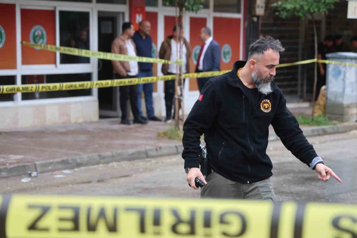 Adana'da motosikletli şüphelilerden tekel bayisine silahlı saldırı 4