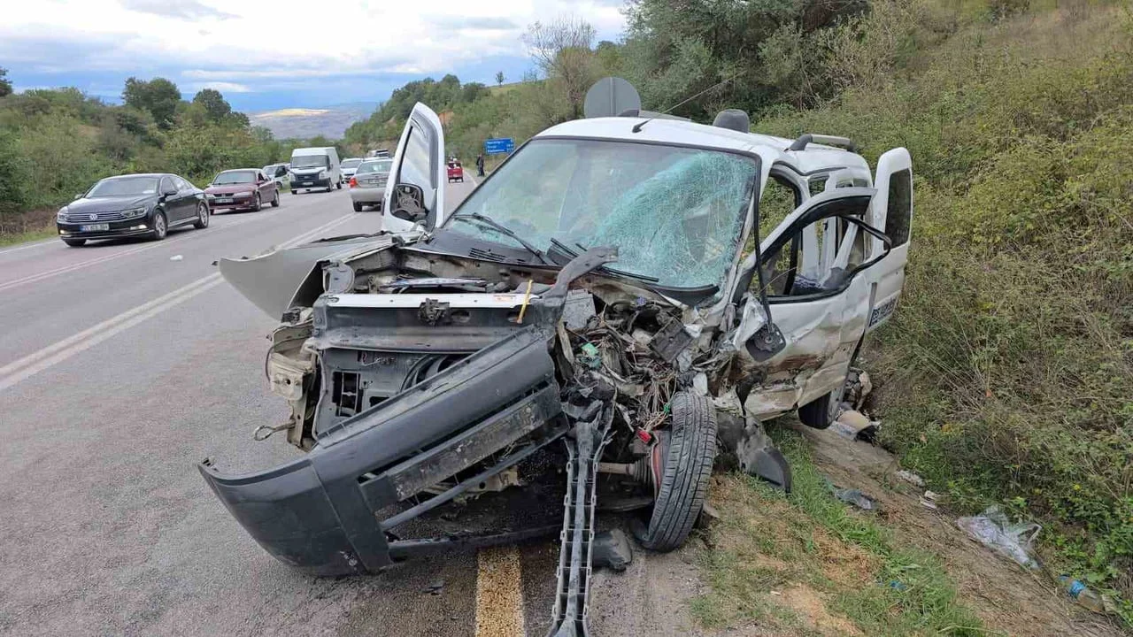 VEZİRKÖPRÜ İLÇESİNDE OTOMOBİL İLE HAFİF TİCARİ ARACIN KAFA KAFAYA ÇARPIŞMASI SONUCU 1’İ AĞIR 2...