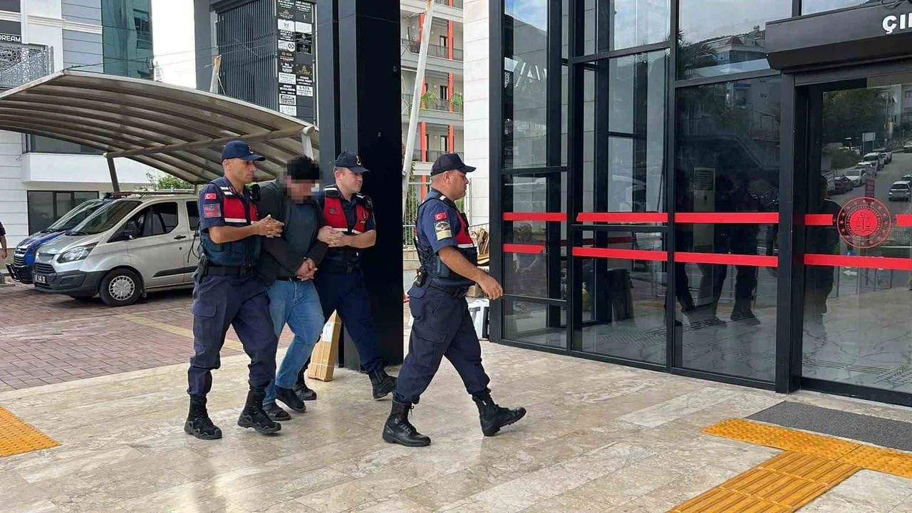 NTALYA'NIN ALANYA İLÇESİNDE İKİ KUŞA YÖNELİK VAHŞİ EYLEMLERİNİ CEP TELEFONU KAMERASIYLA KAYDEDEREK...