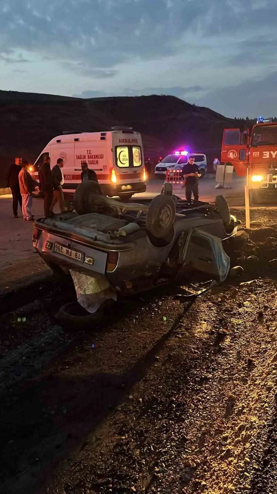 Çorum'da şarampole devrilen otomobil hurdaya döndü: Sürücü yara almadan kurtuldu 3