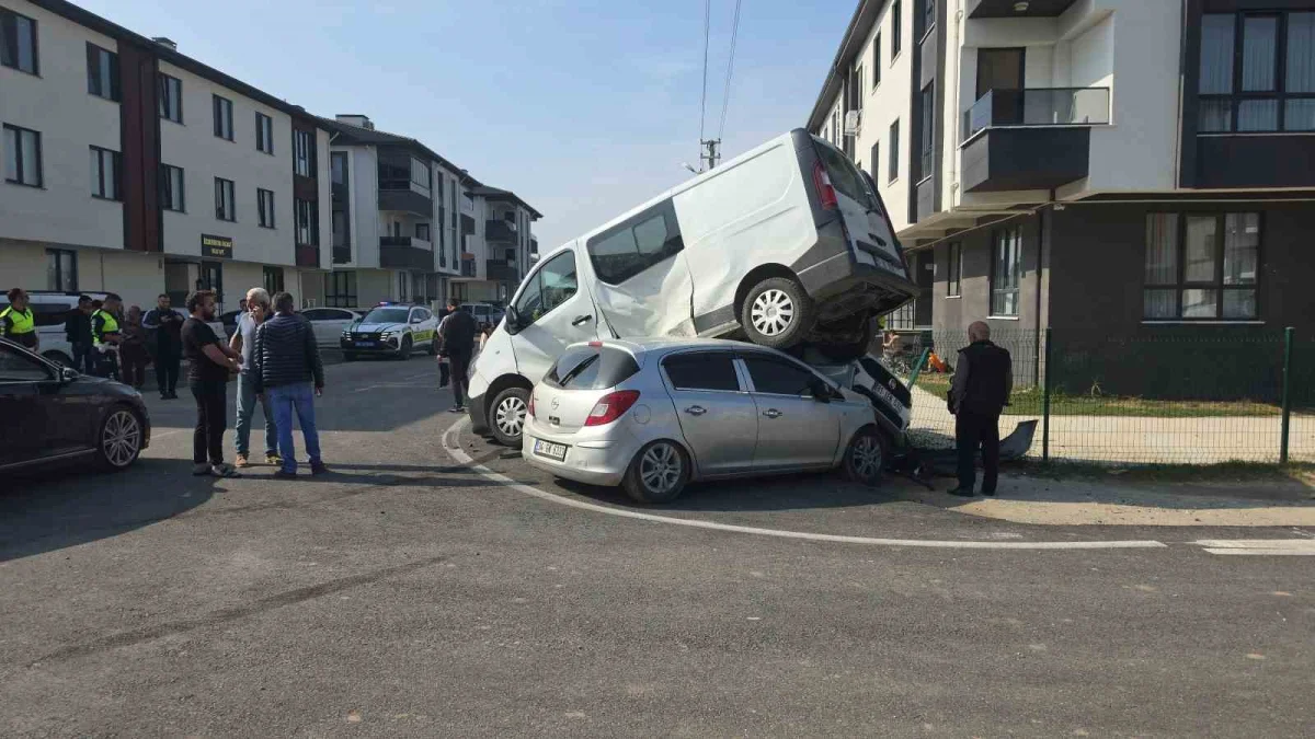 Düzce'de otomobilin çarptığı minibüs park halindeki aracın üzerine çıktı 1