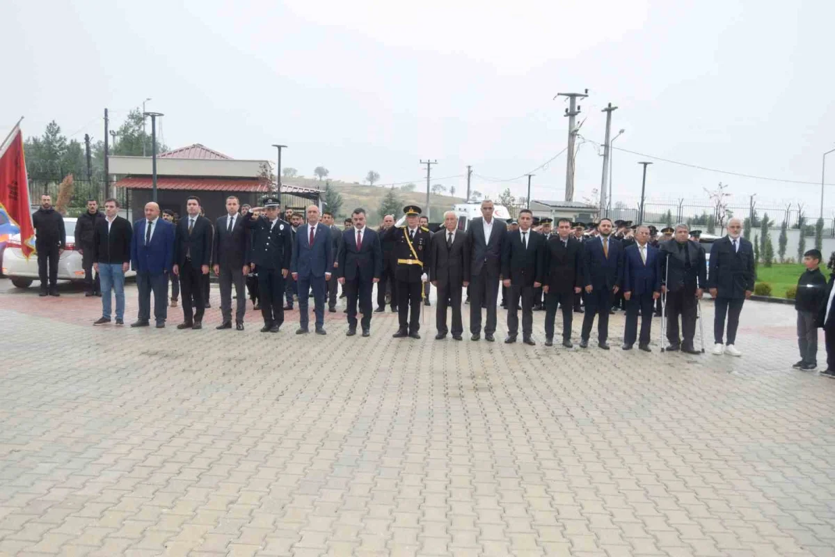 Dicle'de 29 Ekim Cumhuriyet Bayramı kutlamaları çelenk töreniyle başladı 1