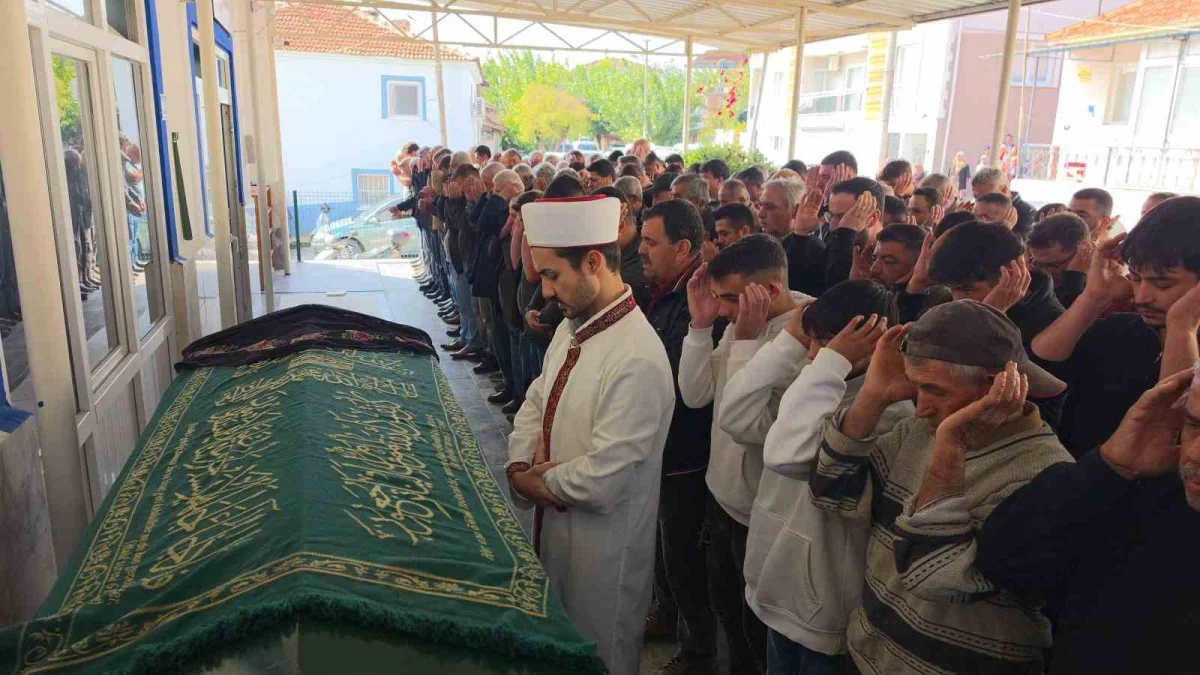Uzaklaştırma kararı aldırdığı eski erkek arkadaşı tarafından öldürülen Kumsal Kayan toprağa verildi 1