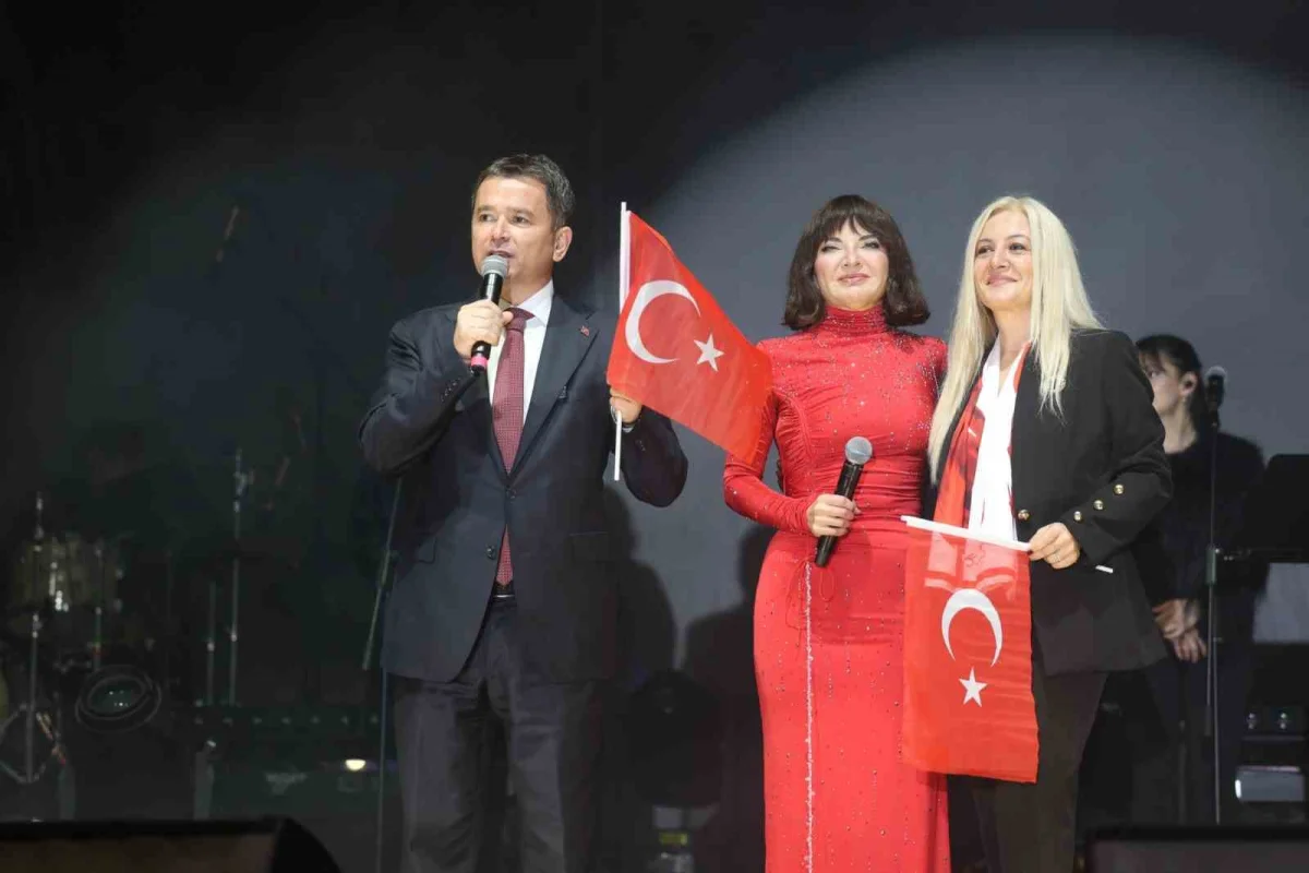 Osmangazi Meydanı'nda Göksel konseriyle Cumhuriyet coşkusu yaşandı 1