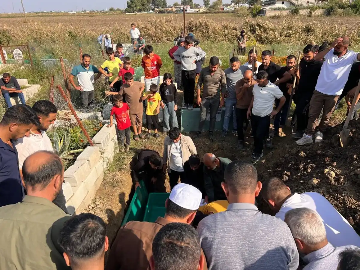 Hatay'da otomobilin çarptığı anne ve 4 yaşındaki kızı yan yana toprağa verildi 3