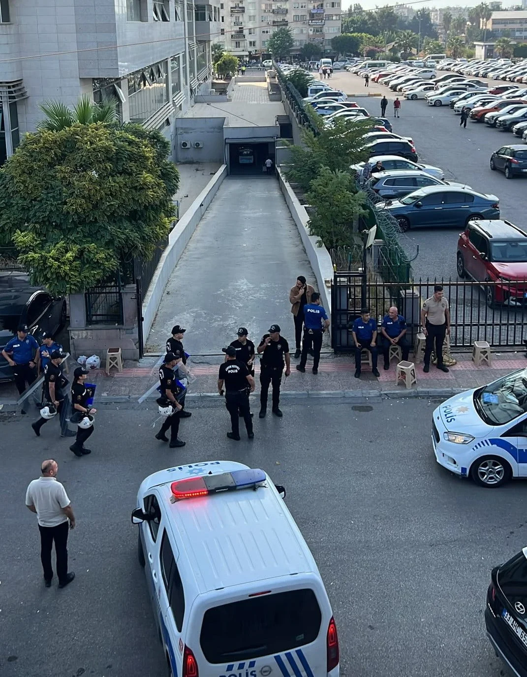 MERSİN'DE YÜRÜTÜLEN YOLSUZLUK SORUŞTURMASI KAPSAMINDA GÖZALTINA ALINARAK ADLİYEYE SEVK EDİLEN...