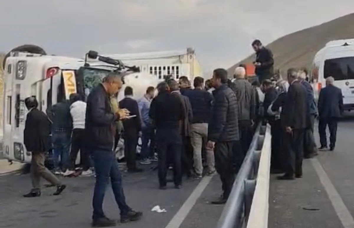 Van-Hakkari kara yolunda tır devrildi: 1 yaralı 1
