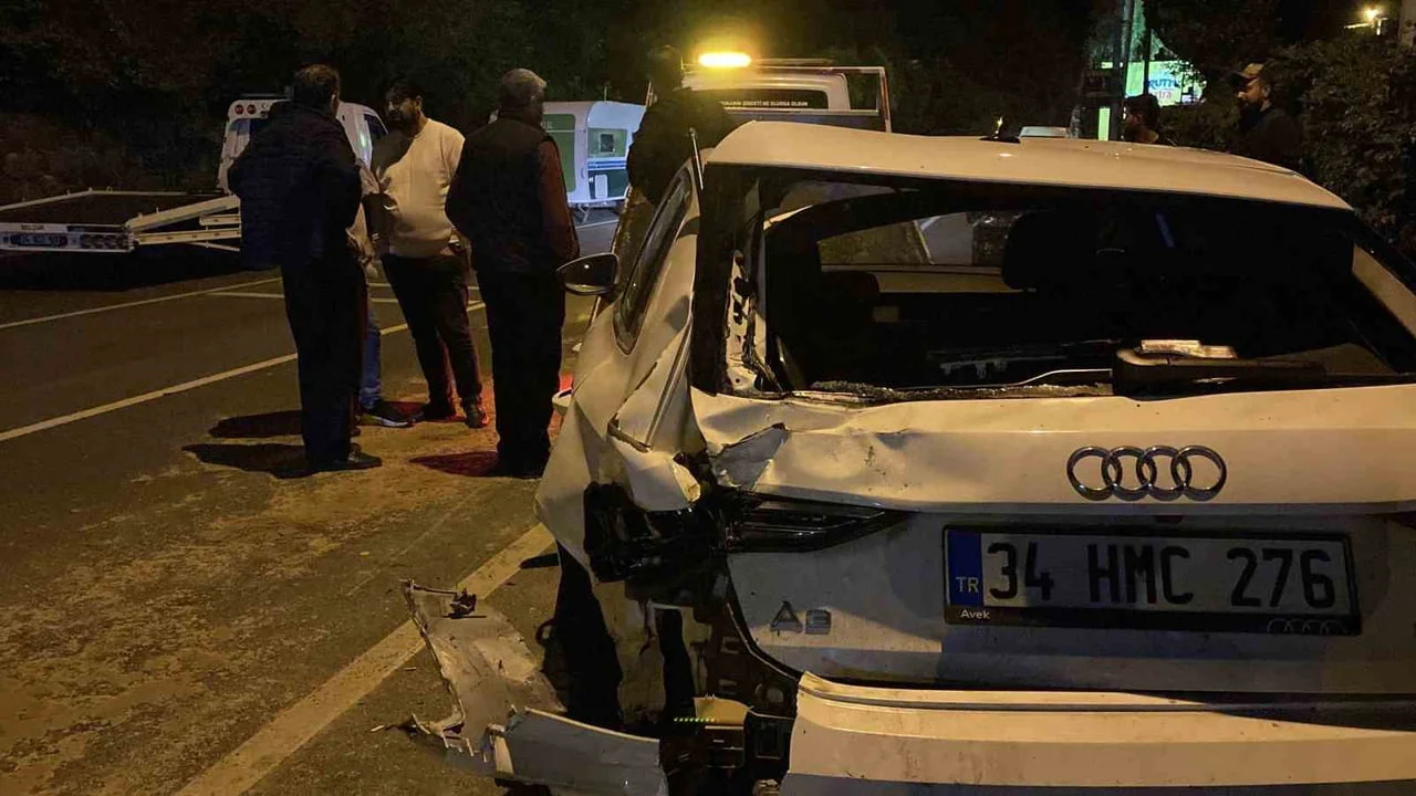 SARIYER’DE KARŞI YÖNDEN HIZLA GELEN ARACIN, SEYİR HALİNDEKİ OTOMOBİLİ SIKIŞTIRMASI SONUCU...