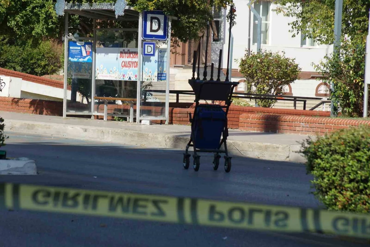 AYDIN’IN EFELER İLÇESİNDE ADLİYE ÖNÜNDEKİ DURAKTA BULUNAN ŞÜPHELİ PAKET FÜNYE İLE PATLATILIRKEN...