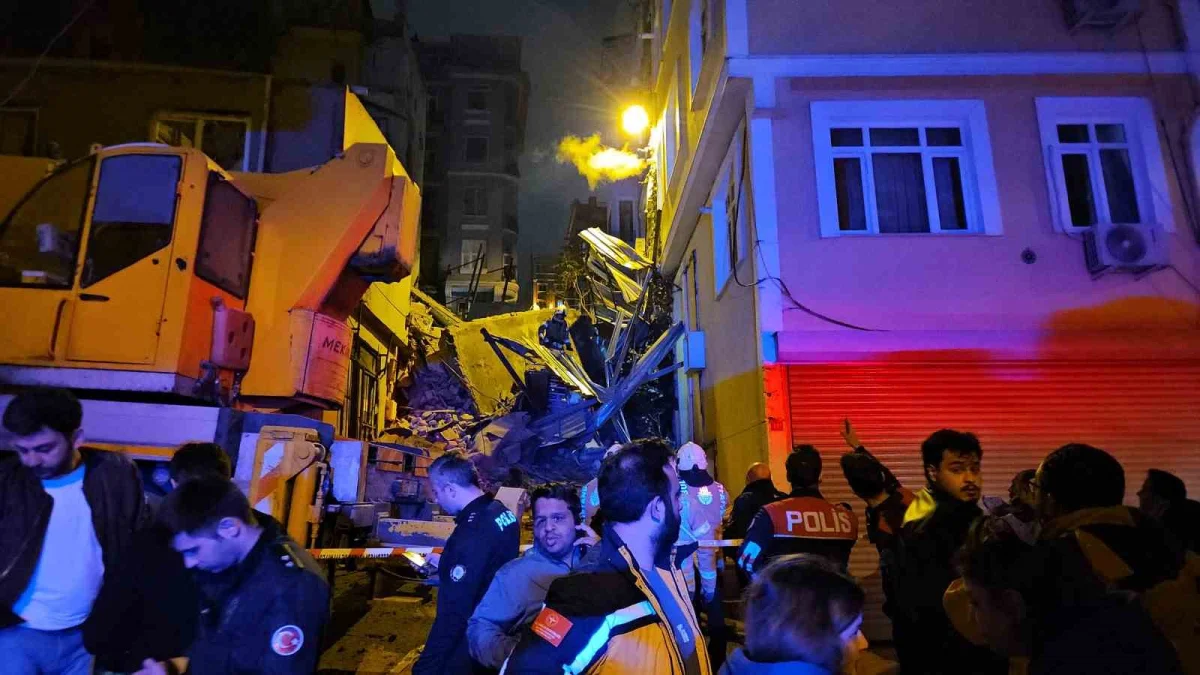 Beyoğlu'nda 5 katlı bina çöktü: Enkazda arama çalışmaları sürüyor 4