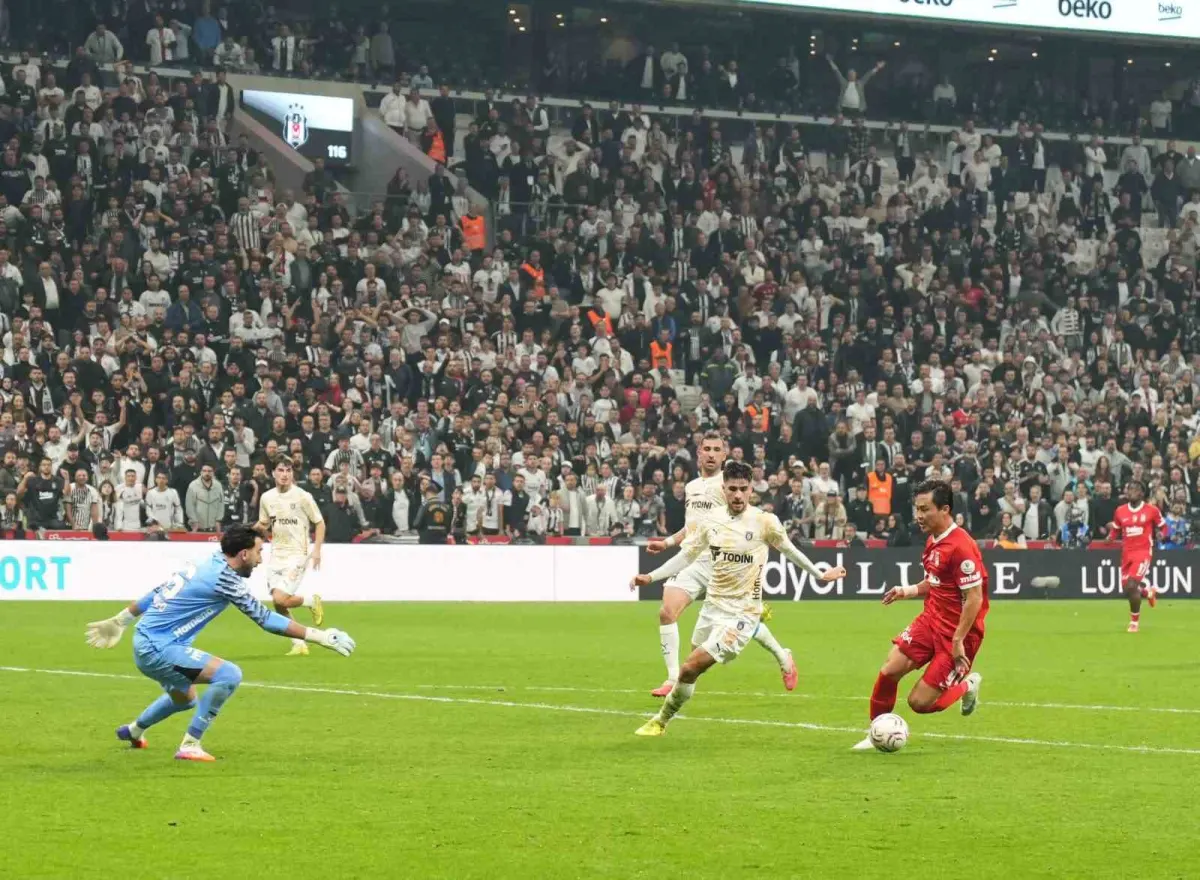 Beşiktaş evinde Başakşehir'i iki golle mağlup etti 4