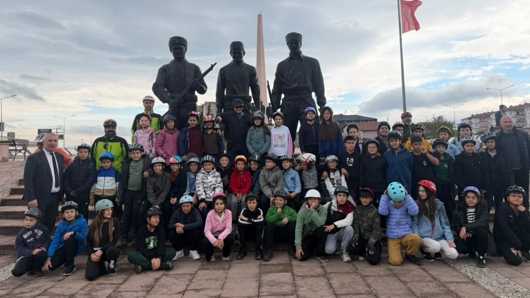 Burhaniye'de öğrenciler Cumhuriyet için pedal çevirdi 1