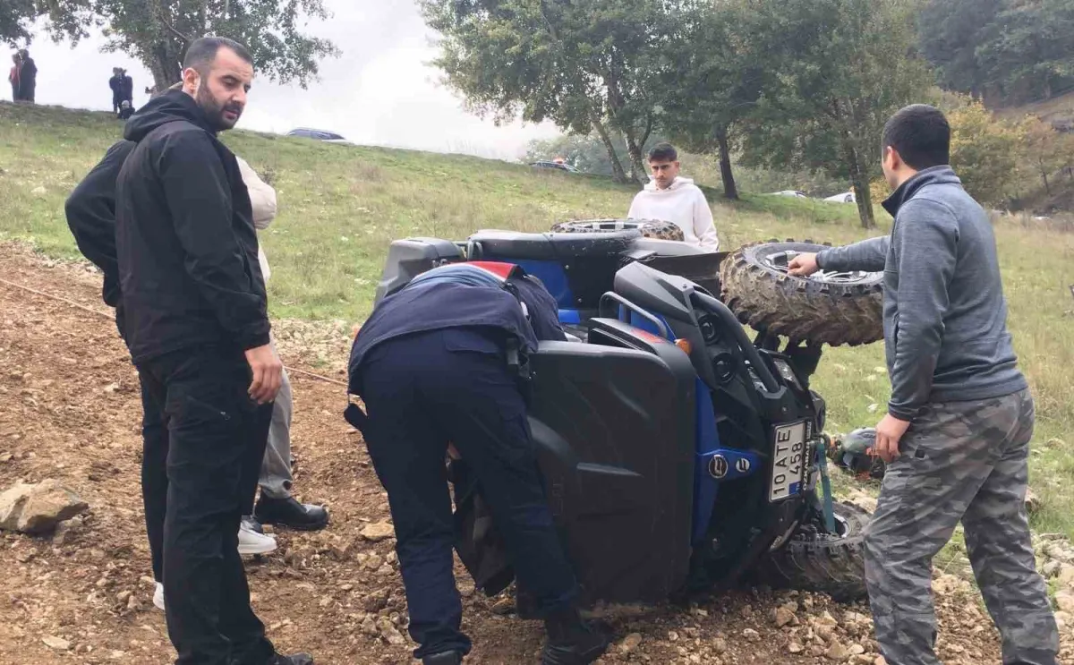 Erdek'te yamaçtan tırmanan ATV devrildi: 2 yaralı 4