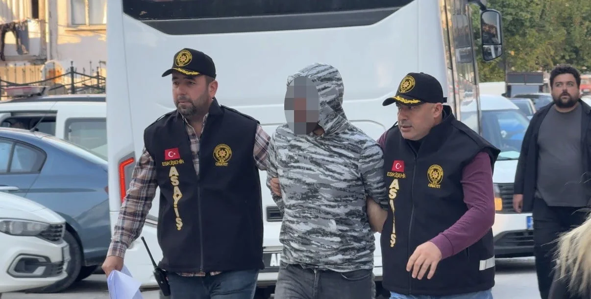 ESKİŞEHİR’DE BİRLİKTE ALKOL ALIRKEN ÇIKAN KAVGADA ARKADAŞINI BIÇAKLAYARAK ÖLDÜREN ŞÜPHELİ M.D....