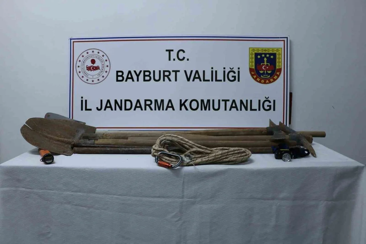 BAYBURT’TA İZİNSİZ KAZI YAPAN 6 ŞÜPHELİ SUÇÜSTÜ YAKALANDI