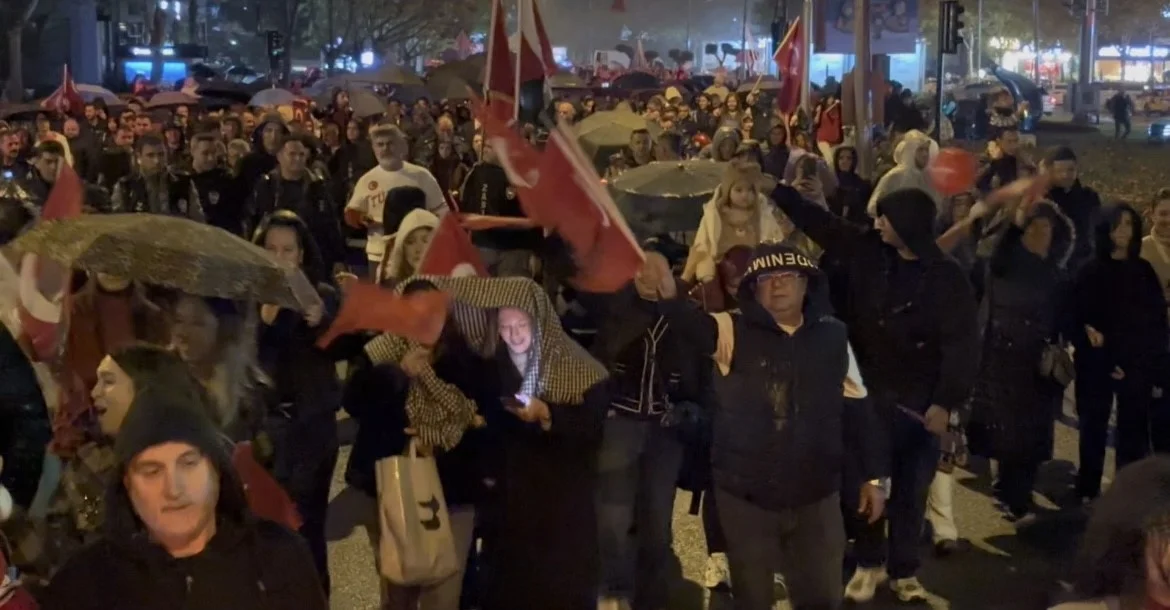Bursa'da Can Bonomo konserinde yağmura rağmen Cumhuriyet coşkusu 2
