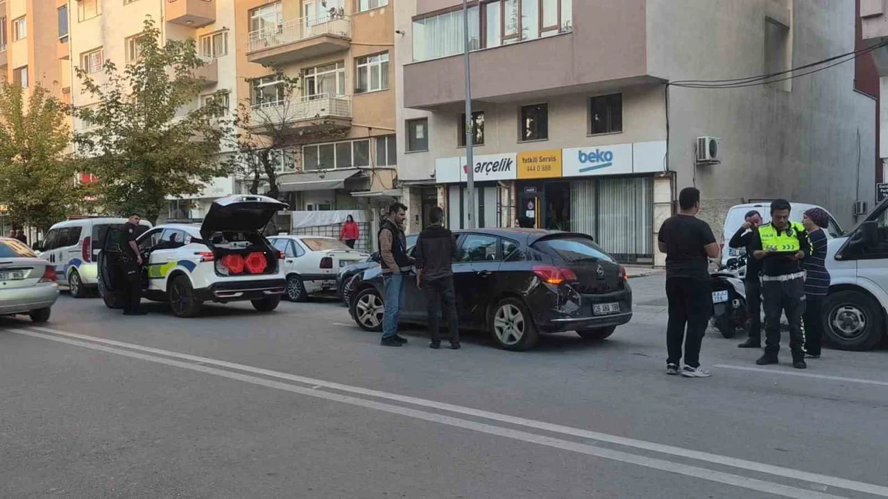 ESKİŞEHİR'DE ÖNÜNDE SEYREDEN OTOMOBİLE ARKADAN ÇARPARAK DEVRİLEN MOTOSİKLETİN 16 YAŞINDAKİ...