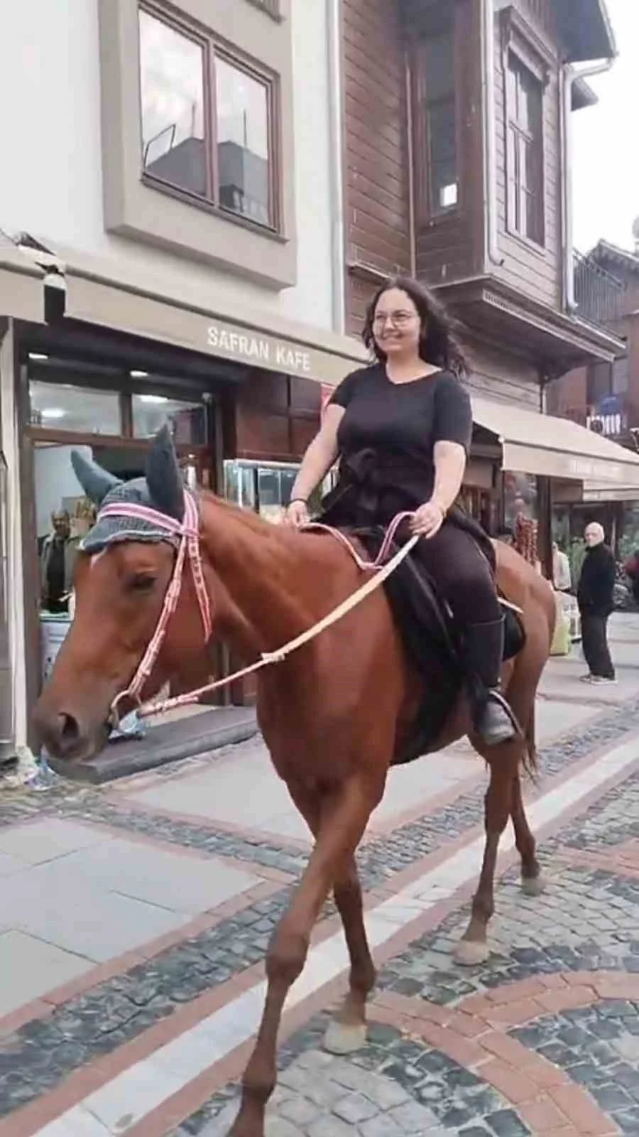 Edirne'de atıyla caddeye çıkan kadın vatandaşları şaşırttı 4
