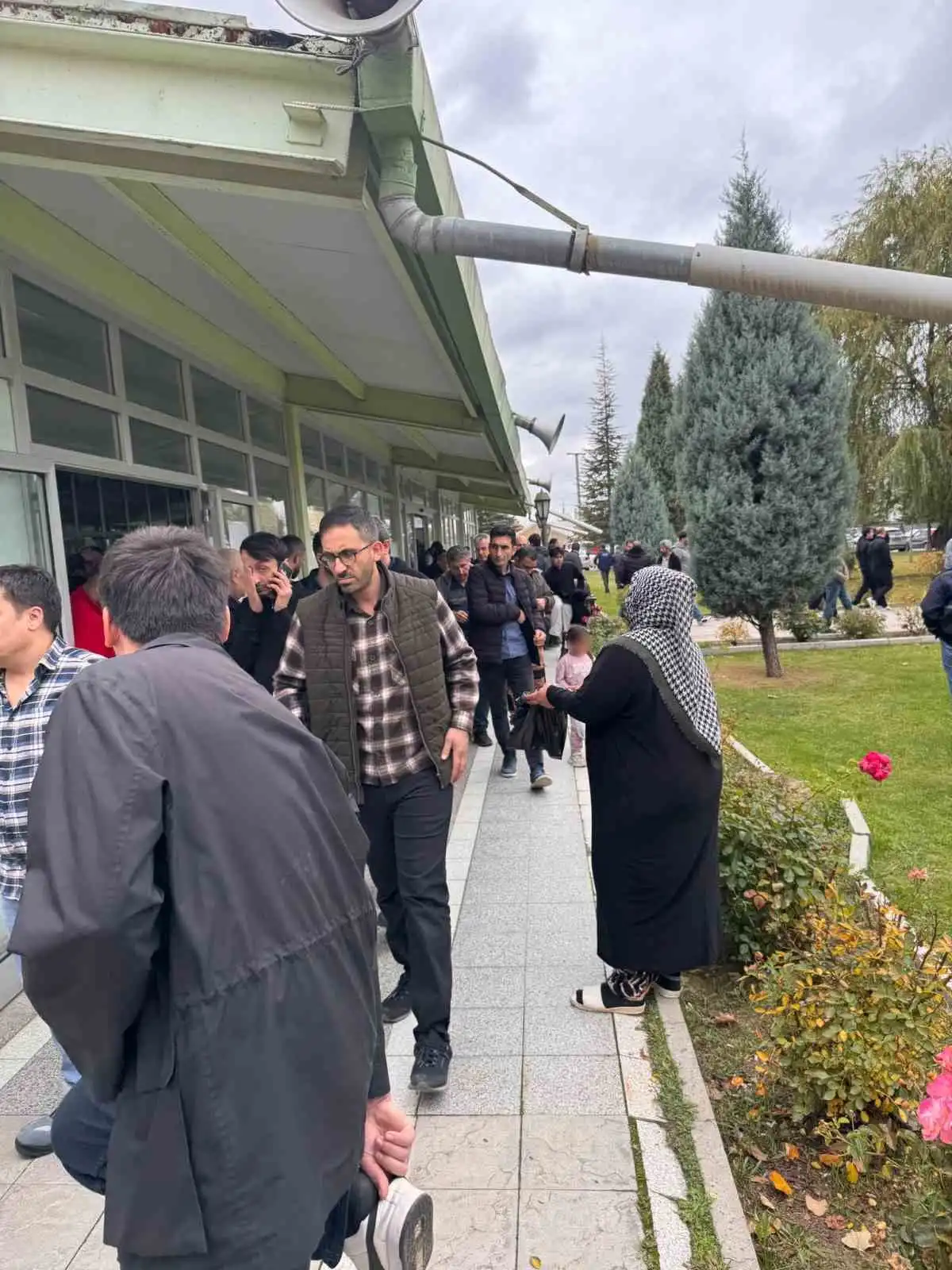 Eskişehir'de cuma namazı çıkışında çöp poşetiyle dilenen kadın 2