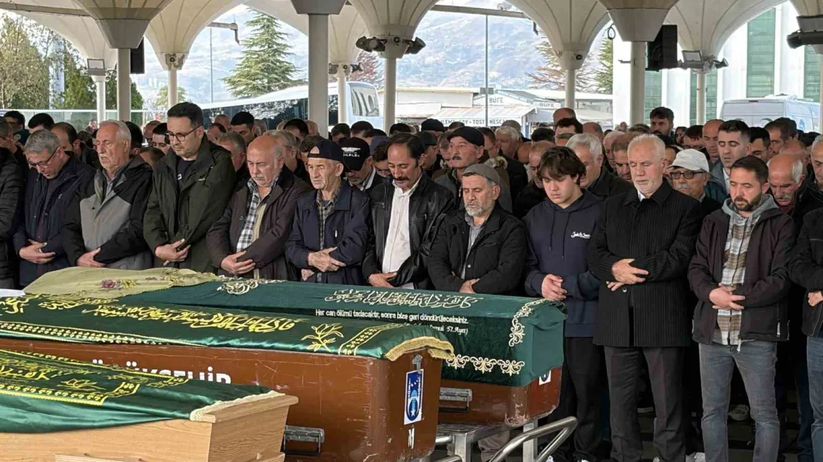 Ankara'da eski eşi tarafından öldürülen Aynur Ekici toprağa verildi 2