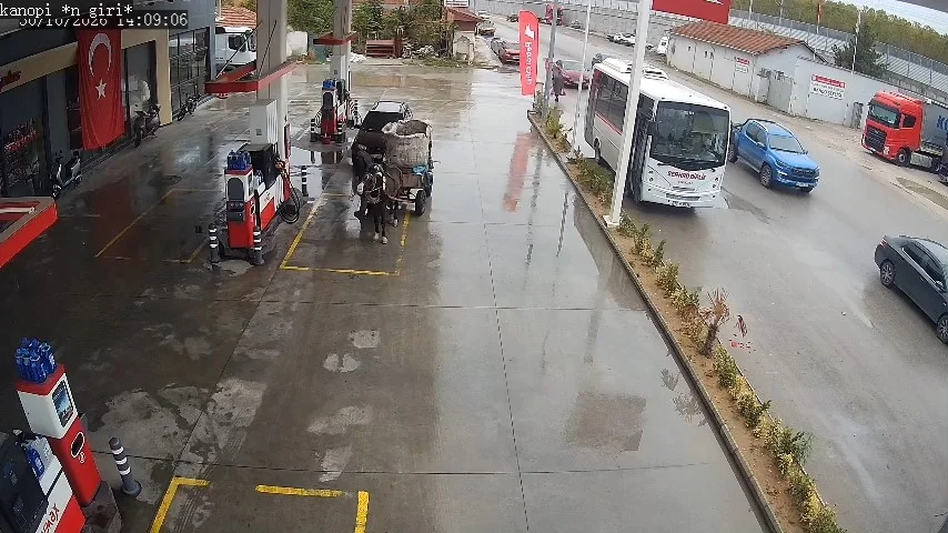 Edirne'de yakıtı biten aracı at arabasıyla 2 kilometre çektiler 3