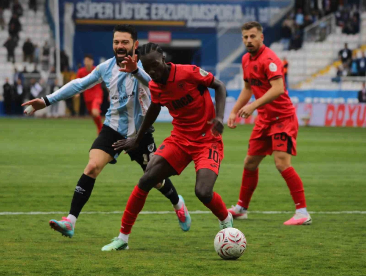 Trendyol Süper Lig'de Erzurumspor FK ile Çorum FK maçının ilk yarısı tamamlandı 4