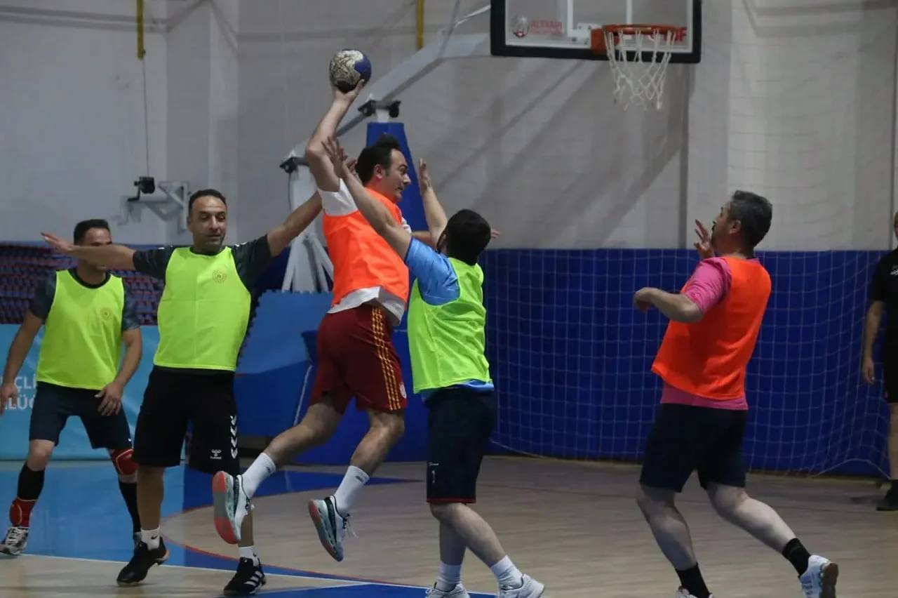 SİVAS’TA AMATÖR SPOR HAFTASI ETKİNLİKLERİ KAPSAMINDA HENTBOL VE BASKETBOL GÖSTERİ MAÇLARI...