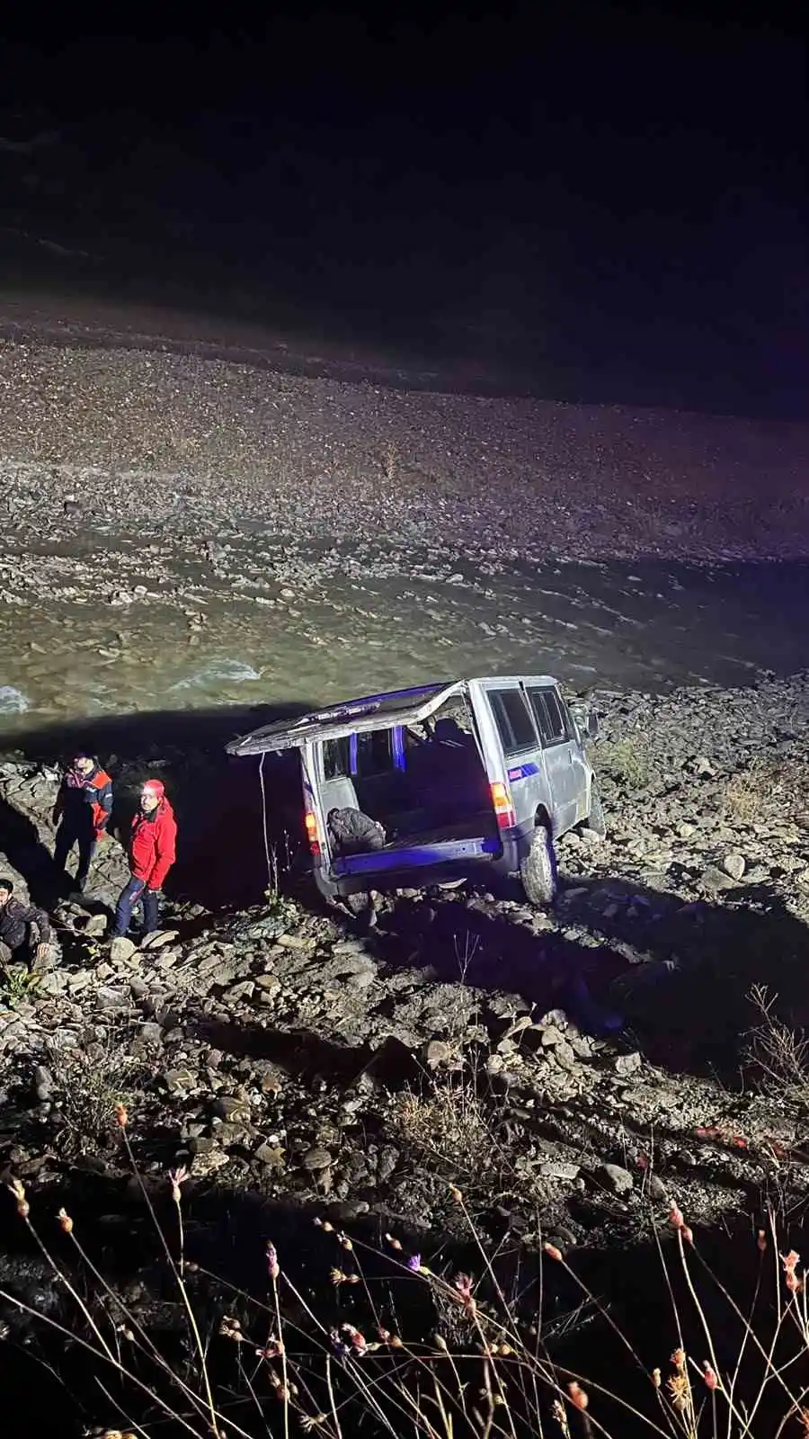 Hakkari'de düzensiz göçmenleri taşıyan minibüs dereye uçtu: 20 yaralı 2
