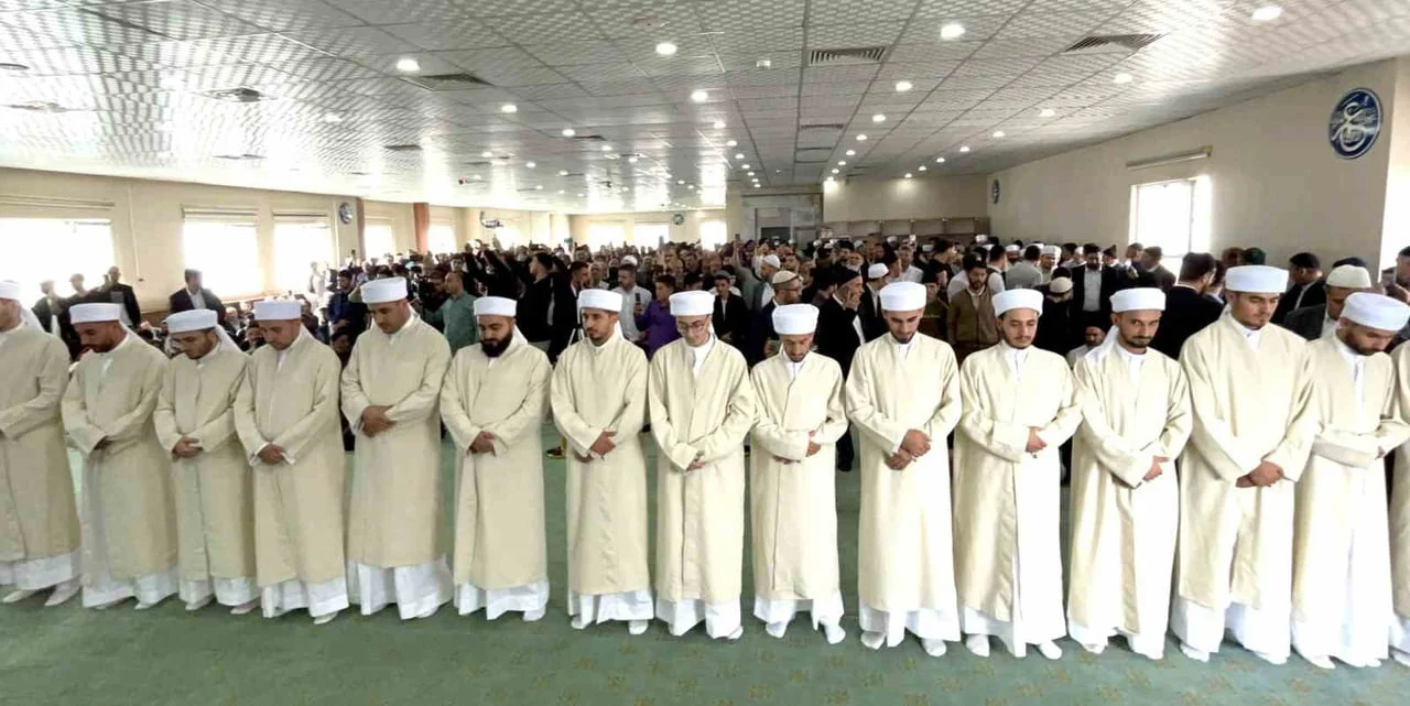 YAPILAN KONUŞMALARIN ARDINDAN EĞİTİMLERİNİ TAMAMLAYAN ÖĞRENCİLERE İCAZET BELGELERİ...