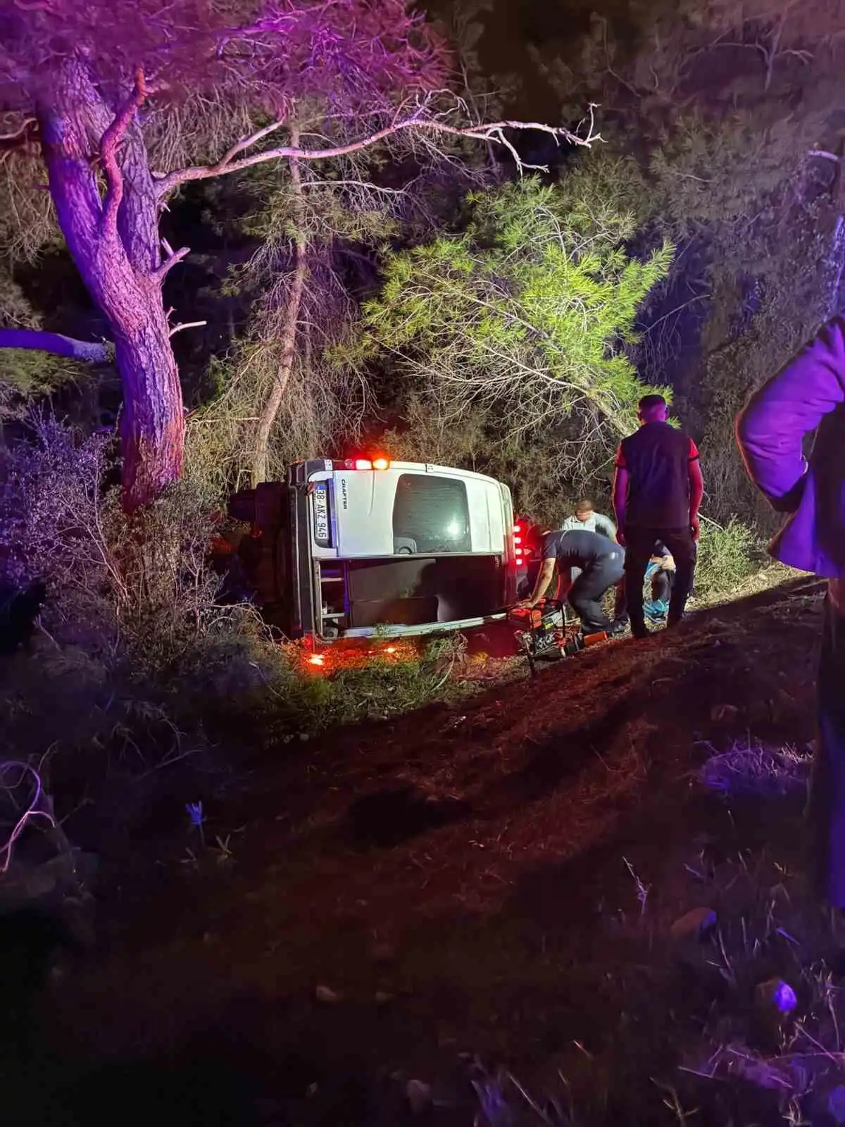 Antalya'da dağcıları taşıyan tur minibüsü şarampole devrildi: 15 yaralı 5