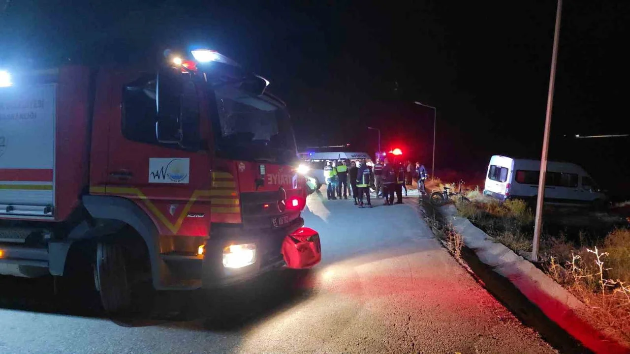 VAN’IN EDREMİT İLÇESİNDE TEKSTİL İŞÇİLERİNİ TAŞIYAN SERVİS MİNİBÜSLERİN ÇARPIŞMASI SONUCU MEYDANA...