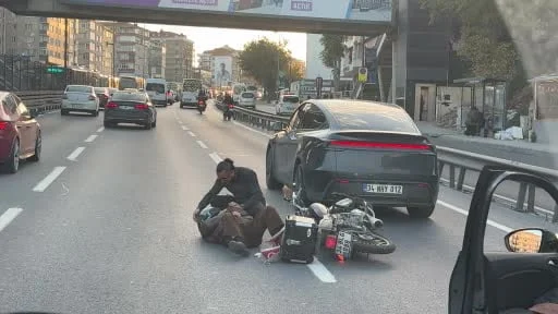 Avcılarda araç ile çarpışan motosiklet devrildi, vatandaşlar sürücünün yardımına koştu