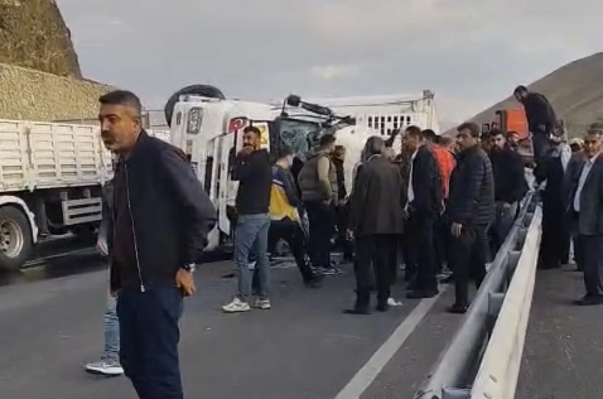 Van-Hakkari kara yolunda tır devrildi: 1 yaralı 4