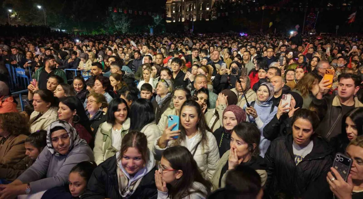 Kırıkkale'de Cumhuriyet coşkusu: Özlem Özdil türküleriyle sahne aldı 2
